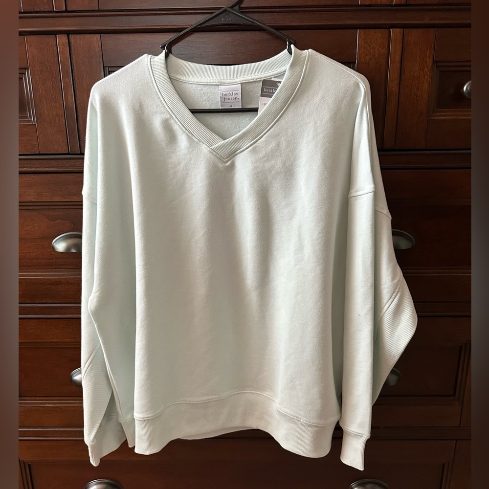 NWT pastel green lightweight sweatshirt, women’s Medium Berkeley Jensen